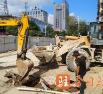 用大鸡巴操骚逼逼的视频高温下的坚守｜道路建设者用汗水铺就畅通路